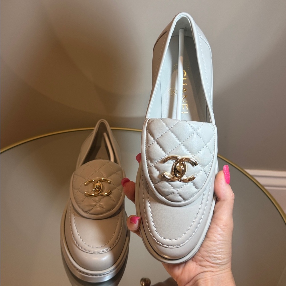 CHANEL 25B Turnlock CC Interlocking Gold Hardware logo Quilted leather loafers